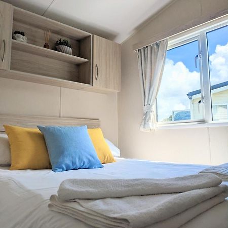 Large 4 Person Couples And Family Caravan In Newquay Bay Resort מראה חיצוני תמונה