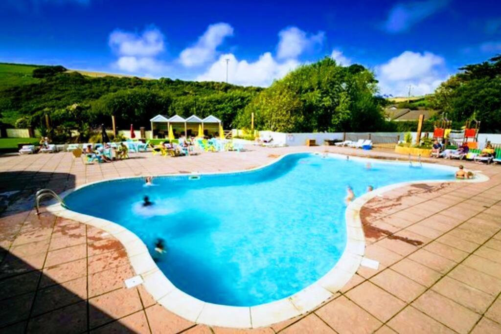 Large 4 Person Couples And Family Caravan In Newquay Bay Resort מראה חיצוני תמונה